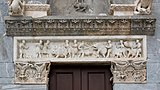 Pieve di San Giovanni, Akanthus-Fries und Darstellung von Jagdszenen über dem Nordportal