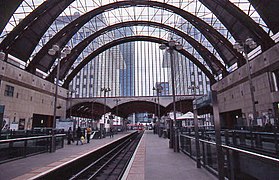 Canary Wharfin DLR-asema - geograph.org.uk - 1020158.jpg