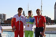 Deutsch: Kanusport bei den Olympischen Jugendspielen 2018; Tag 10, 16. Oktober 2018; Finale Jungen Einer-Kajak-Slalom: Lan Tominc (Slowenien, Gold) - Guan Changheng (China, Silber) - Tom Bouchardon (Frankreich, Bronze) English: Canoeing at the 2018 Summer Youth Olympics at 16 October 2018 – Boys' K1 slalom Gold Medal Race: Lan Tominc (Slovenia, gold) - Guan Changheng (China, silver) - Tom Bouchardon (France, bronze)