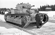 Один из Т-28 с пушкой Л-10, захваченных финнами в ходе Зимней войны и принятых на вооружение финской армии, 1940 год. Танк уже перекрашен в камуфляж финских танковых частей (почти вертикальные голубые полосы на белом фоне).