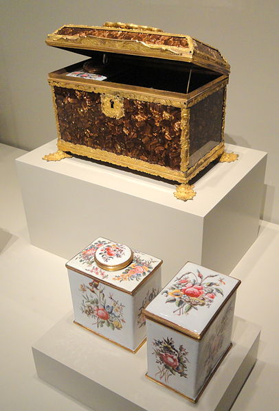 File:Casket Containing a Sugar Box and Two Tea Caddies, c. 1760, Birmingham, England, glass with metal mounts - Art Institute of Chicago - DSC09956.JPG