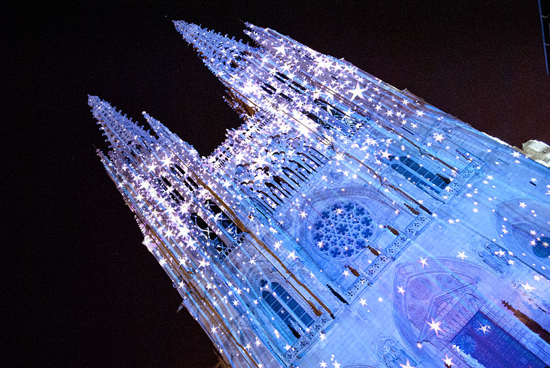 File:Catedral de Burgos - Fachada de Santa María en la noche blanca.jpg