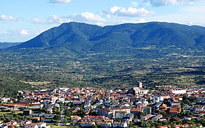 Cebreros y cerro Guisando (43691341955).jpg