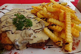 Jägerschnitzel med champinjon-gräddsås och pommes.