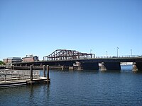 Мост, ведущий в Чарльзтаун. По словам персонажа Адама Фроули: «Первое, что мы [ФБР] делаем, когда узнаём об ограблении банка, — перекрываем мост в Чарльзтаун»