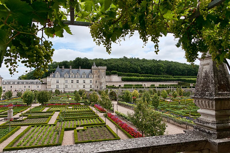 File:Chateau-Villandry-VueGenerale-Jardins.jpg