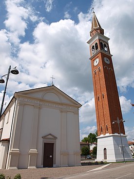 Chiesa dei Santi Pietro e Paolo, Ghirano (Prata di Pordenone) - Facciata e campanile.jpg