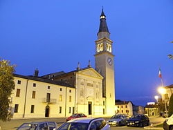 Kemenangan Emanuel II persegi dengan Saint Zeno gereja di malam hari