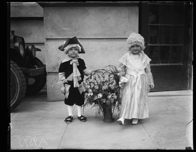 File:Children dressed in colonial costumes with basket of flowers LCCN2016894170.tif