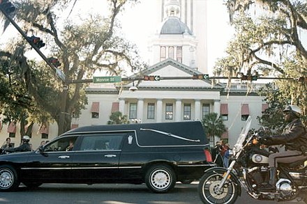 Chiles' funeral procession stops in front of the Florida State Capitol in Tallahassee, Florida