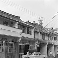 Two storey Chinese-style shophouses in Glodok, Jakarta, c. 1972 Chinese wijk - 20652957 - RCE.jpg