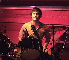 Chris Tomson se produisant avec Vampire Weekend à Hambourg, le 2 novembre 2007, premier concert du groupe en Europe