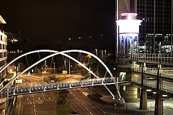 O centro de Basingstoke visto da Churchill Way à noite