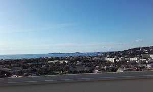 Ciudad radiante con vistas al mar.jpg