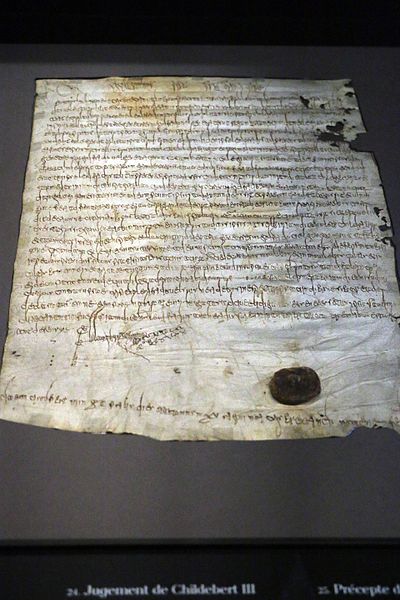 File:Cluny - Mero - Jugement de Childebert III - VIIe siècle.jpg