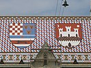 A címerek a templom tetőzetén