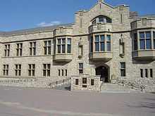 The Peter MacKinnon Building at the University of Saskatchewan. A National Historic Site, the building represents an example of early-20th century Collegiate Gothic designs. CollegeBuilding-UofS.jpg