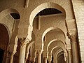 Arcos de ferradura na Mesquita de Uqba, en Kairouan, Tunisia.