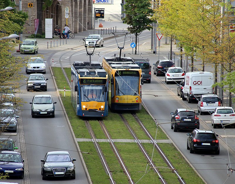 Die Straßenbahn Nordhausen 800px-Combino_trams_in_Nordhausen_-_2015