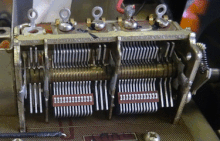 Rotary variable capacitor: several rotor positions. Condensateur-variable-a-air 375x240.gif