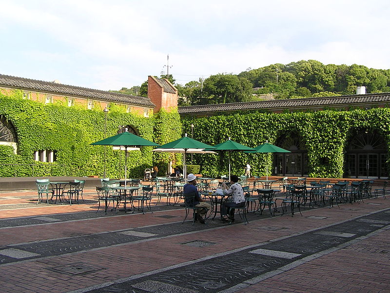 File:Courtyard at ivy square.JPG