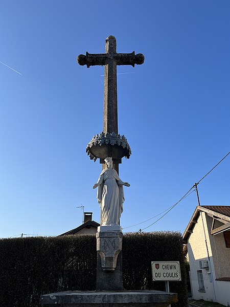 File:Croix-statue de la Vierge du Rapan en mars 2022.JPG