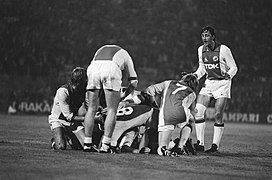 Cruyff (r) met juichende Ajaxspelers, Bestanddeelnr 932-3467.jpg