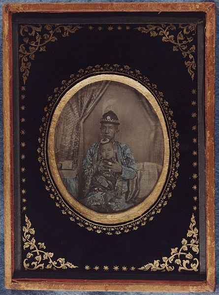 File:Daguerreotype of King Mongkut and Daughter, 1861.jpg