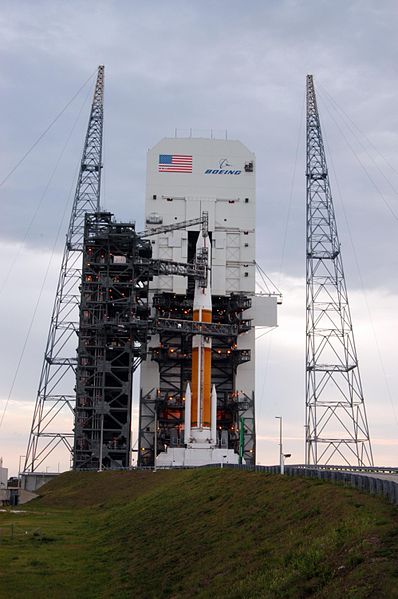 File:Delta IV Medium 4,2+ with launch- and assembling towers.jpg