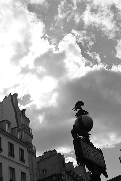 File:Dervaux candélabre and sky.jpg