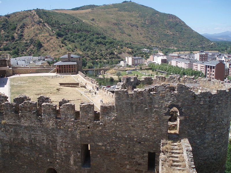File:Detalle de una zona ruinosa del Castillo de Ponferrada.JPG
