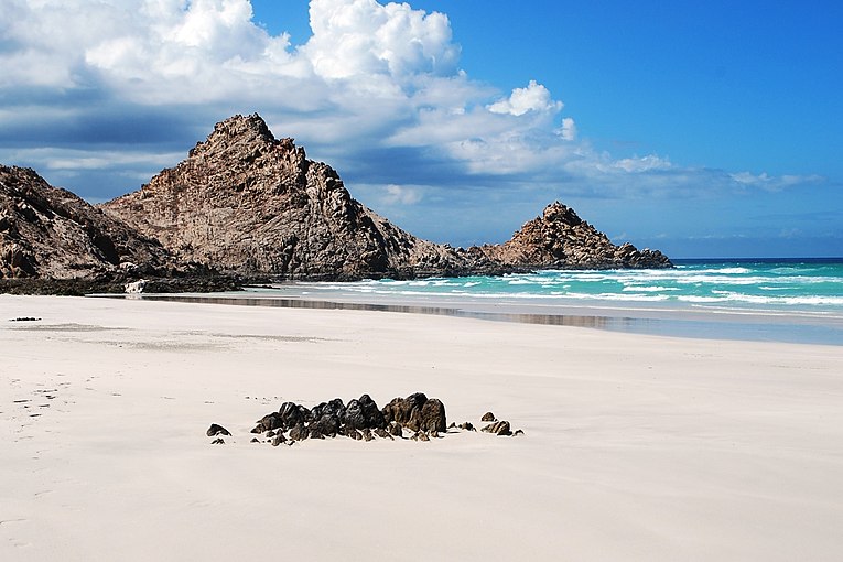 Сомали архипелаг. Socotra Island индийский океан. Остров Сокотра пляжи. Остров Сокотра Лагуна. Найроби остров Сокотра.