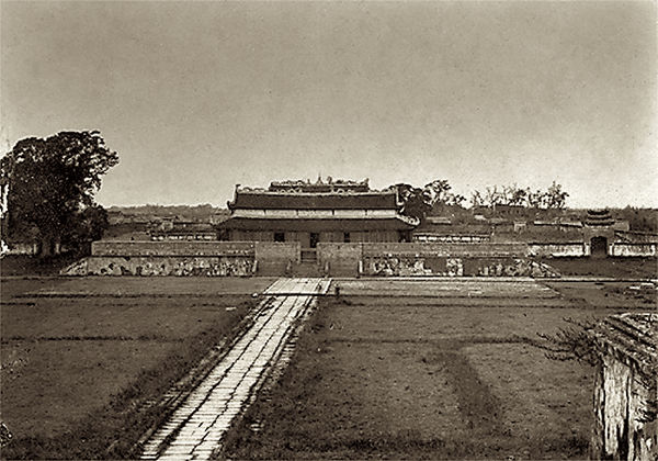 The Hall of Long Thiên (previously it was Kính Thiên Palace, 敬天殿) of the Thăng Long Imperial citadel, where Lê Lợi was proclaimed emperor (photographe