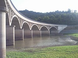 A bridge over the Alento reservoir, on the municipal border between Prignano Cilento (left) and Cicerale (right) Diga Alento.jpg