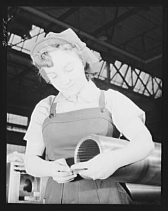 File:Dorothy Conger, whose husband is in the Army, inspecting 105 mm. howitzers.tif