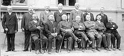 A Takarékszövetkezet elnöksége az 1890-es évek elején. Középen ül Csikay Imre lelkész