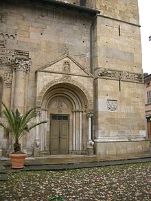 Duomo di fidenza, exterior 12, portale dx.JPG