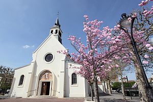 Eglise Saint-Urbain, avec arbres en fleurs.jpg