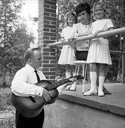 Erkki Junkkarinen perheineen vuonna 1962.