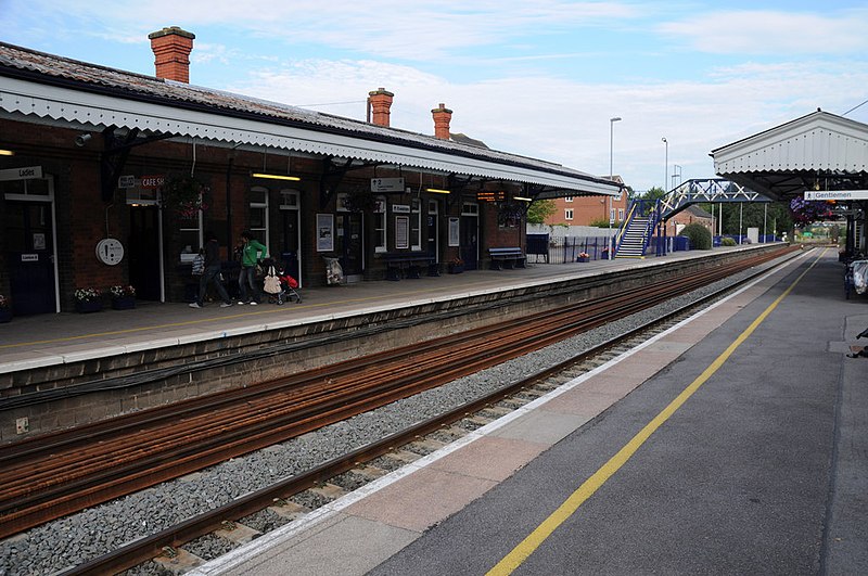 File:Evesham Railway Station - geograph.org.uk - 2514010.jpg