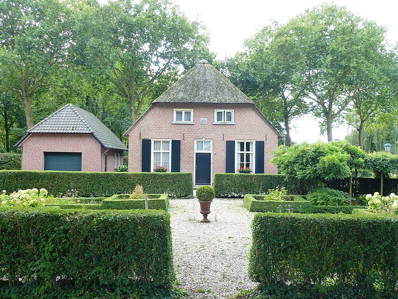 File:Ewijk (Beuningen, Gld) boerderij Binnenweg 1 met tuin.JPG