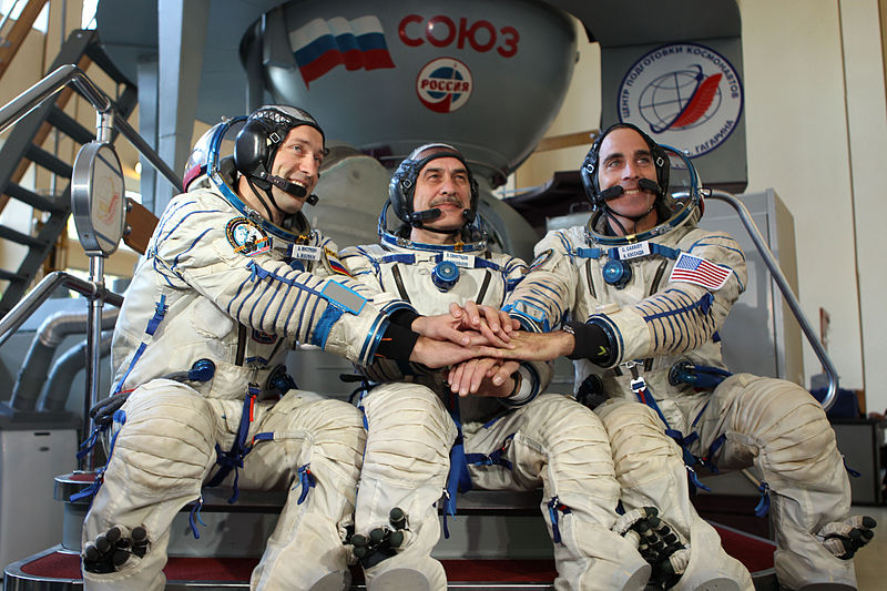 Plik:Expedition 33 backup crew members in front of the Soyuz TMA spacecraft mock-up in Star City.jpg