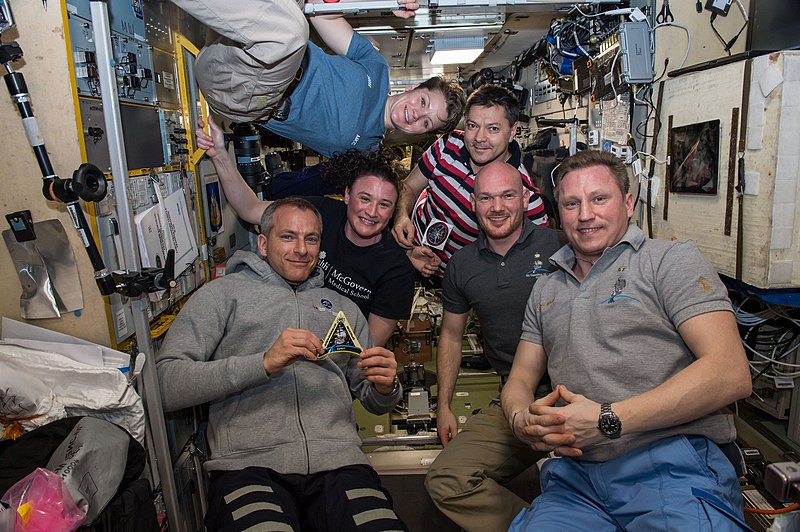 File:Expedition 57 crew gathers inside the Zvezda Service Module.jpg