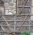 Uszkodzone wypełnienie muru szachulcowego ukazuje konstrukcję utrzymującą glinę.