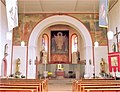 Prezbiterium w Faha – po lewej ukamienowanie św. Stefana, po prawej scena ze św. Hubertem. Nad ołtarzem mozaika Chrystusa Króla.