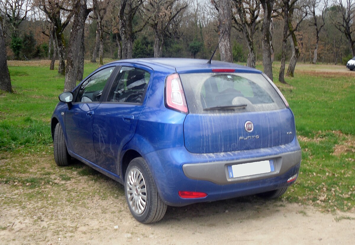 File:2012 Fiat Punto Evo 1.2 Autoradio.JPG - Wikimedia Commons