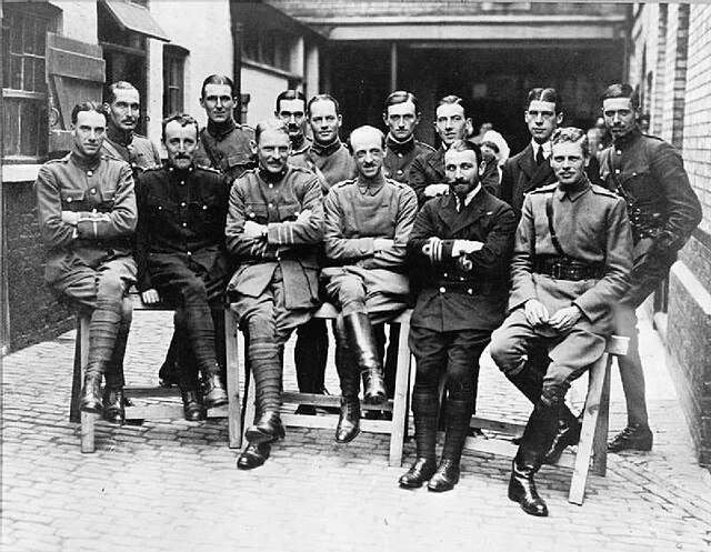 de Havilland (far left), with fellow officers of the RFC c1913