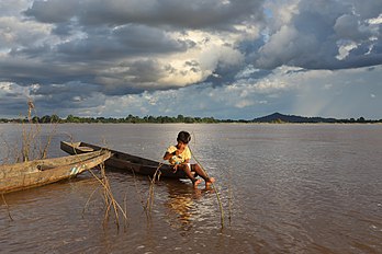 Jeune Laotien pêchant sur le Mékong, dans l'archipel de Si Phan Don. (définition réelle 6 481 × 4 321)