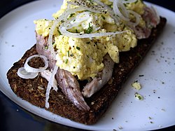 Smørrebrød s uzenou makrelou a míchanými vajíčky