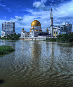 Pasar Jawa Moskeija Klang-joen rannalla